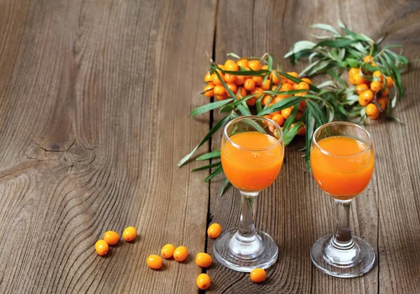 Hemmagjord havet buck thorn likör, Hippophae rhamnoides, trä ombord — Stockfoto