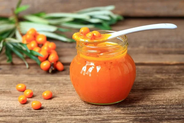 Ev yapımı deniz buck diken reçel, ahşap tahta üzerinde iğde rhamnoides