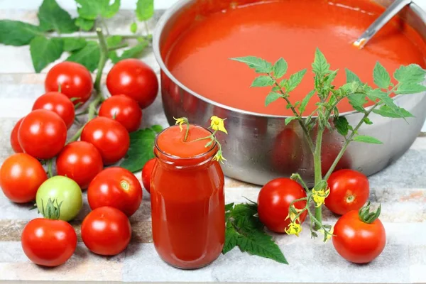 Hausgemachtes Ketchup in der Flasche — Stockfoto