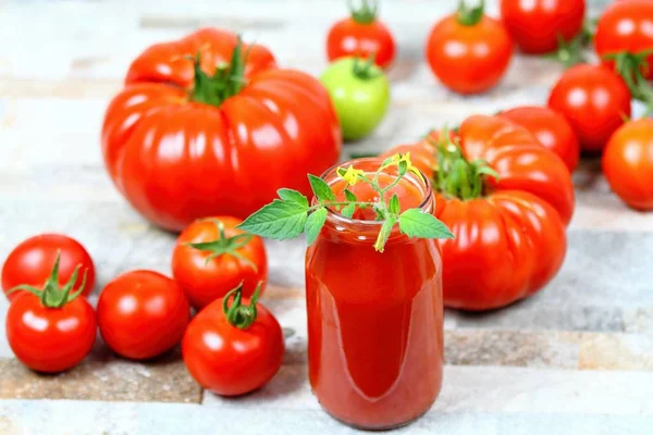 Hausgemachtes Ketchup aus Riesenbeefsteak und gewöhnlichen Tomaten in der Flasche. — Stockfoto