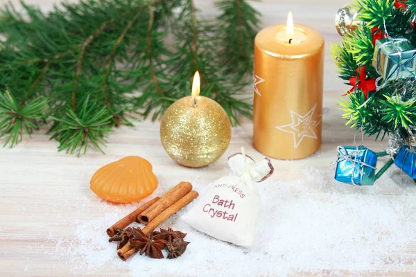 Christmas spa concept with candles and Christmas tree. — Stock Photo, Image
