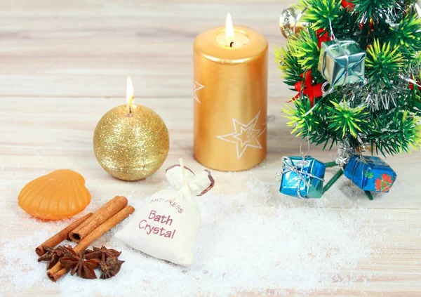 Concepto de spa de Navidad con velas y árbol de Navidad . —  Fotos de Stock