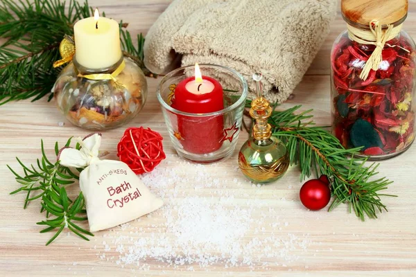 Concepto de spa de Navidad con velas y decoración navideña —  Fotos de Stock