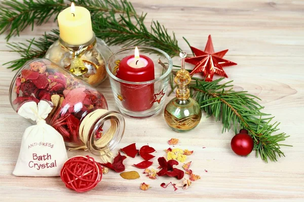 Conceito de spa de Natal com velas e decoração de Natal — Fotografia de Stock