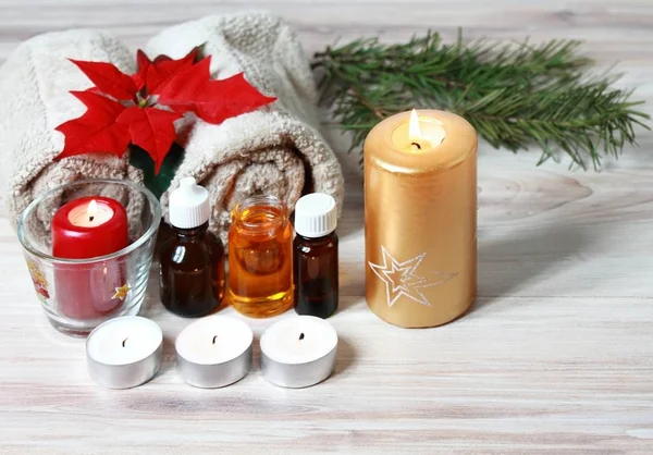 Conceito de spa de Natal com velas e poinsettia flor de Natal vermelho . — Fotografia de Stock