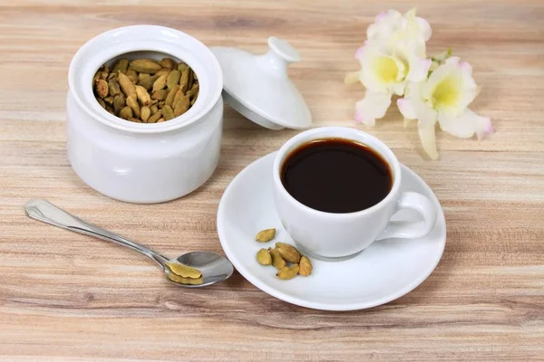 Café negro con sabor a semillas de cardamomo verde —  Fotos de Stock