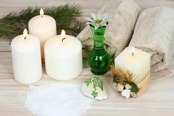 Conceito de spa de inverno com velas — Fotografia de Stock