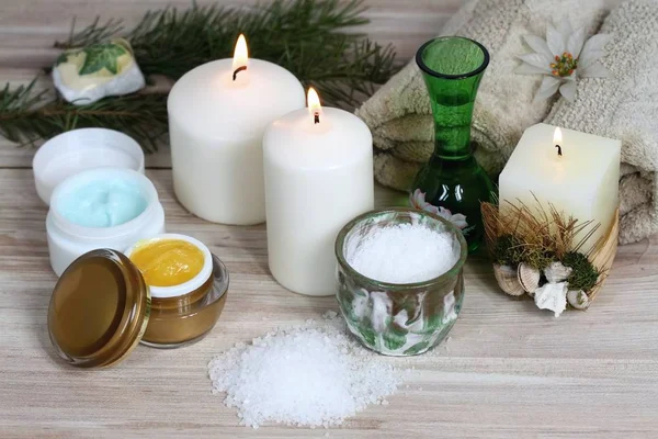 Concetto spa invernale con candele — Foto Stock