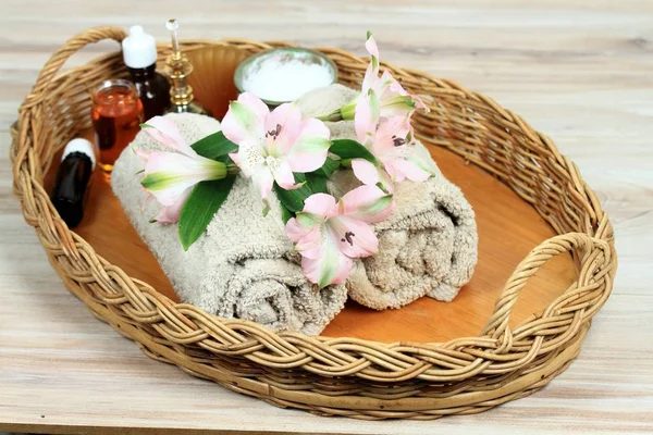 Romantic spa concept  with flowers — Stock Photo, Image
