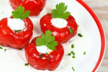 Turşu sıcak kırmızı biber krem peynir ile doldurulmuş 