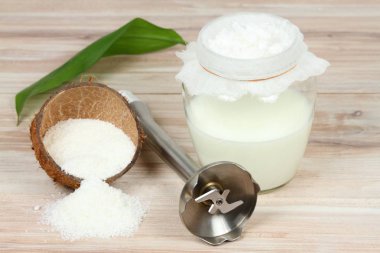 Süzme sonra ev yapımı taze hindistan cevizi sütü