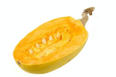 Pişmemiş spagetti squash beyaz arka plan üzerinde ikiye böldüm