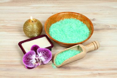 Deniz banyosu tuzu bitki özü bir ahşap kase ile orkide çiçek ile dekore edilmiştir.