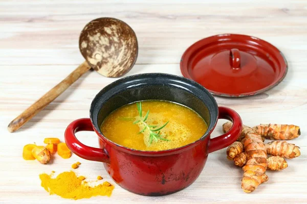 Здоровый суп из куркумы — стоковое фото