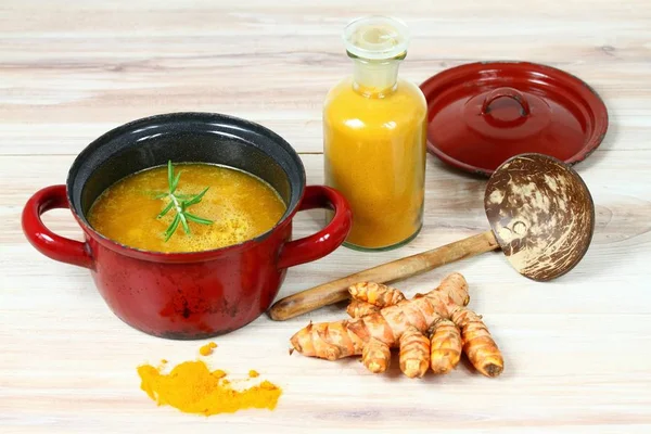Здоровый суп из куркумы — стоковое фото