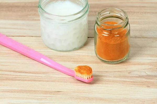 Альтернативная натуральная зубная паста из куркумы — стоковое фото
