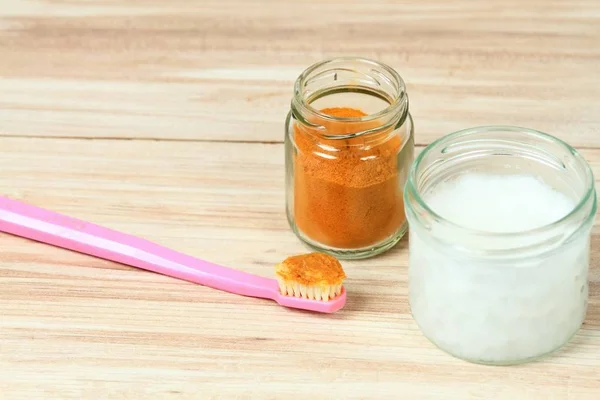 Альтернативная натуральная зубная паста из куркумы — стоковое фото