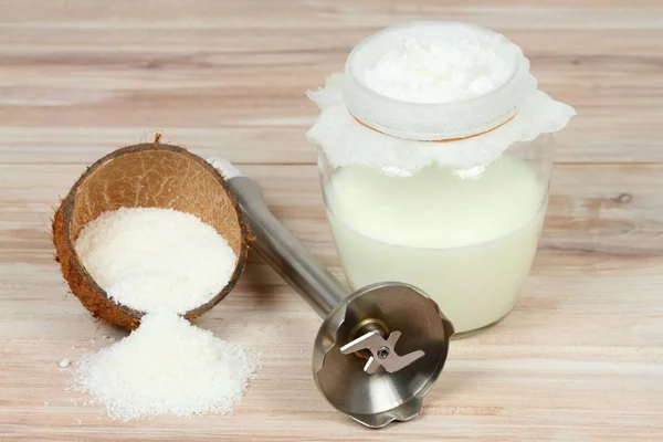 Домашнє свіже кокосове молоко після фільтрування — стокове фото
