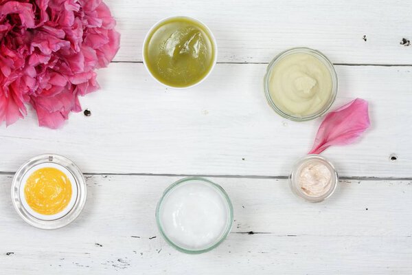 Натуральные мази для ухода за кожей с местом для копирования
.  