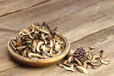 Ahşap kasede kurutulmuş mantar. Eski ahşap masada mantar mantarı