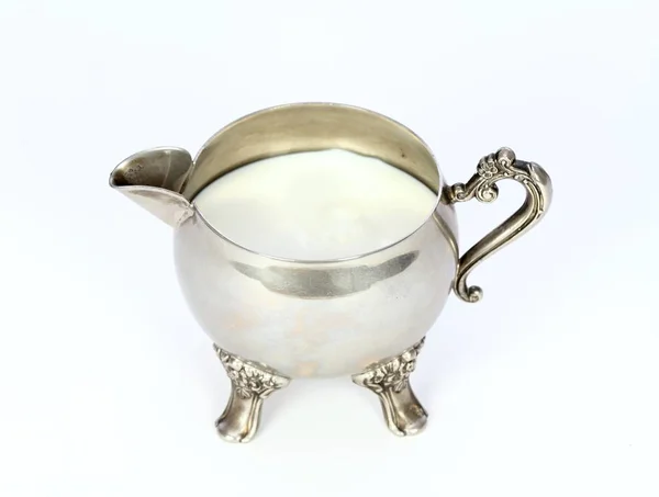古董银碗装牛奶 漂亮的豪华银碗 白色背景的牛奶 — 图库照片
