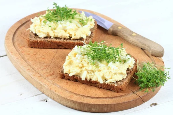 Salada Ovo Sobre Pão Integral Com Agrião Jardim Espalhe Caseiro — Fotografia de Stock