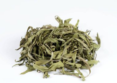 Beyaz arka planda kurumuş muz yaprakları. Şifalı otlu muz, bitki süslemesi, öksürüğe iyi gelir.