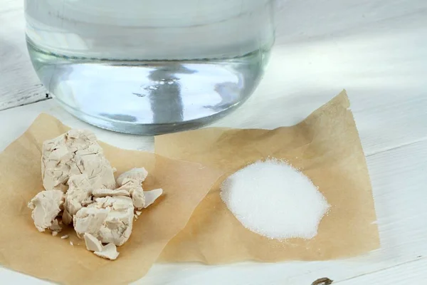 Maya ve şeker bir bardak suda. Bitki döllenmesi için iyi. Kapalı alanda bitki ve çiçek gübresi yapmanın doğal bir yolu.. 