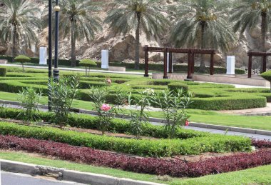 Old Town, Muscat, Umman yakınlarındaki Corniche 'deki güzel parkın ayrıntıları. Geleneksel oryantal tarzda ekilmiş. Fotoğraf 7 Nisan 2019 'da çekildi.