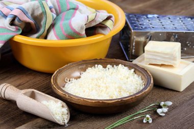 Doğal çamaşır için rendelenmiş sabun. Çamaşırları yıkamak için çevre dostu bir yol. Alerjisi olanlar için iyi..