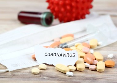 Covid -19 adında bir Coronavirus hastalığı. Koruyucu ilaç, yüz maskesi, bir sürü hap, seçici odaklanma..