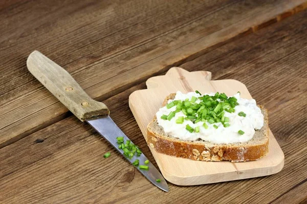 Pate Fígado Bacalhau Sobre Pão Marrom Com Cebola Verde Primavera — Fotografia de Stock