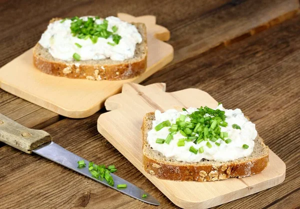 Pate Fígado Bacalhau Sobre Pão Marrom Com Cebola Verde Primavera — Fotografia de Stock