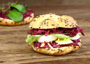 Pancar köklü ev yapımı burger. Kırmızı pancar kökü, mayonez, peynir, yumurta ve ottan yapılır.