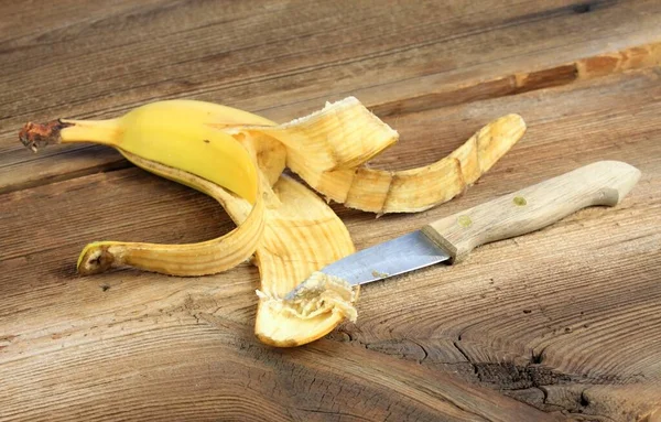 Llevar Dentro Parte Cáscara Plátano Con Cuchillo Bueno Para Mascarilla —  Fotos de Stock