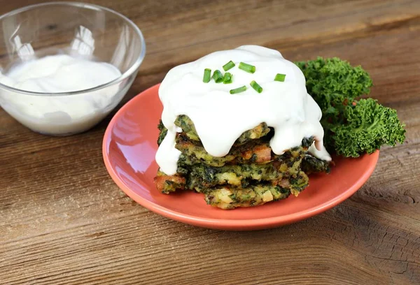 Montón Tortitas Col Rizada Caseras Con Aderezo Panqueques Verduras Fritas — Foto de Stock