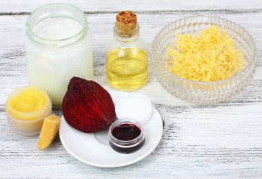 Balmumundan yapılmış ev yapımı dudak kremi ve hindistan cevizi yağlı zeytin. Kırmızı pancar çekici renk nedeniyle kullanılır. Zararlı malzemeler olmadan alternatif kozmetik ürünler. 