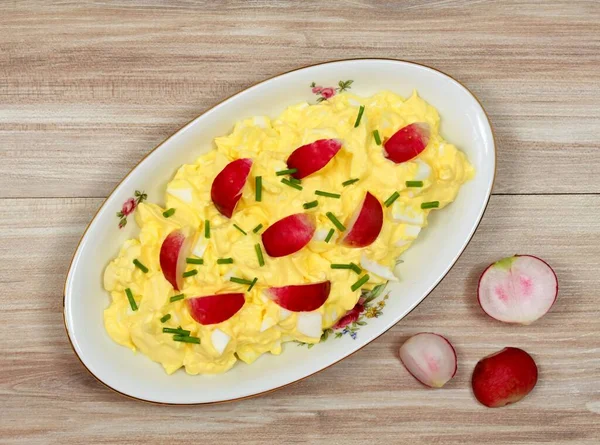 鸡蛋色拉盘与萝卜和年轻的绿色洋葱 顶部视图 用鸡蛋和蛋黄酱在木制桌子上做的自制沙拉 — 图库照片