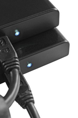 Siyah harici sabit disk Hdd Usb sürücü çifti, büyük ayrıntılı izole makro closeup, taşınabilir durumda 2,5