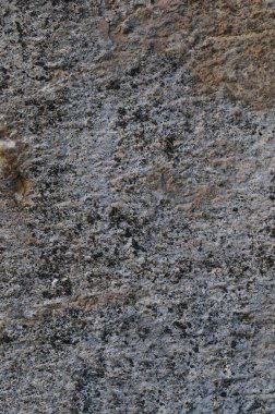 Koyu gri kaba Beton taş duvar doku, dikey makro Closeup eski yaşlı yıpranmış detaylı doğal gri rustik aşınmış dokulu arka plan deseni ayrıntı, boş boş Vintage kopya alanı, kırmızı, bej, sarı, kırmızımsı Grunge Stonewall