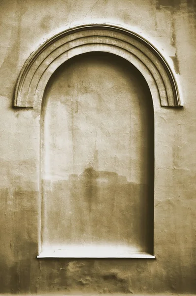 Vecchio invecchiato intonacato finto arco falso falso finestra stucco telaio indietro — Foto Stock