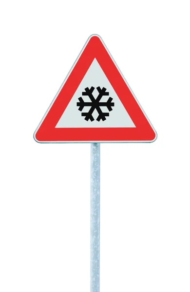 Znak drogowy ostrożność, śnieg lub lód na białym tle, śliskie lodowatej zimy ryzykowne ruch naprzód, śniegu ryzyko ostrzeżenie drogowskaz, ikona śnieżynki czarny, czerwony trójkąt ramy, duże zbliżenie pionowe szczegółowe — Zdjęcie stockowe