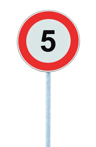 限速区警示路标, 隔离禁止5公里千米五公里最大交通限制令, 红圈, 大细节特写 — 图库照片