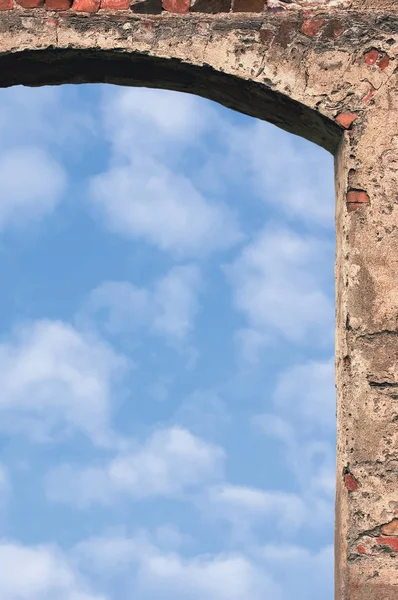 Barn gate door arch and sky, stone wall closeup, vertical bright white summer clouds cloudscape copy space background, plastered grunge red brick stonewall pattern, old aged weathered beige lime plaster texture natural grungy textured reddish vintage — Stock Photo, Image