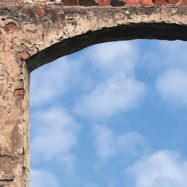 Scheunentor Torbogen und Himmel, Steinmauer Nahaufnahme, vertikale helle weiße Sommerwolken Wolkenlandschaft Kopierraum Hintergrund, verputzt Grunge roten Ziegelstein Mauermuster, alt gealtert verwitterten beige Kalkputz Textur natürliche grungy strukturiert rötlichen Jahrgang — Stockfoto