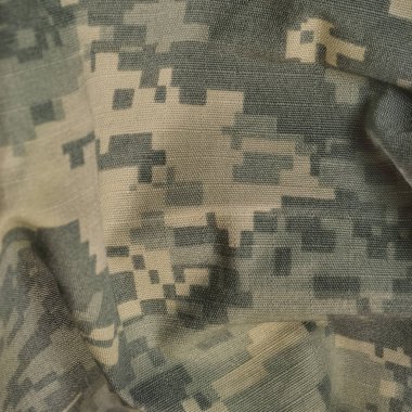Evrensel kamuflaj deseni, ordu savaş üniforma digital camo, ABD askeri acu makro closeup, detaylı büyük rip-stop kumaş dokusu arka plan, buruşuk, kırışmış, yapraklar yeşil, sarı çöl kum tan, kentsel gri gri nyco, naylon, pamuk dikey