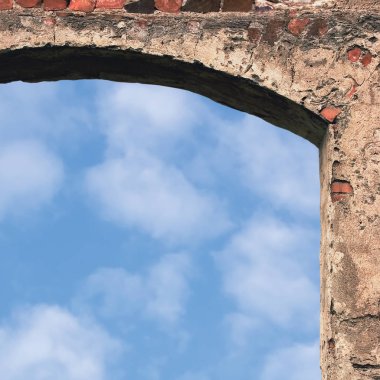 Ahır kapı kapı kemer ve gökyüzü, taş duvar closeup, dikey parlak beyaz yaz bulutlar cennet kopya alan arka plan, sıvalı grunge kırmızı tuğla desen stonewall, bej kireç sıva doku doğal aşınmış dokulu kırmızımsı vintage eski yaşlı yıpranmış