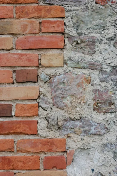 Stone wall bakgrund närbild, vertikala putsade grunge röda tegel stonewall, beige kalksten mönster, Gammal åldern klarat beige lime gips textur, naturlig grungy texturerat rödaktig vintage grov rustik tegel murverk — Stockfoto