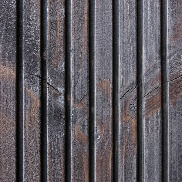 木板叠合板，黑色，灰色木焦油油漆纹理细节，大老老年暗灰色详细裂的木材质朴宏特写模式、 空白空垂直粗纹理副本空间、 Grunge 风化老式木器漆成背景 — 图库照片