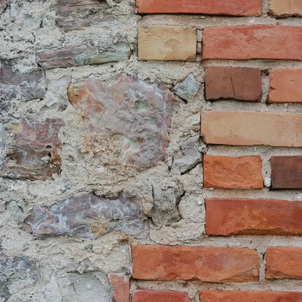 Stone wall background closeup, vertical plastered grunge red brick stonewall, beige limestone pattern, old aged weathered beige lime plaster texture, natural grungy textured reddish vintage rough rustic bricks brickwork — Stock Photo, Image